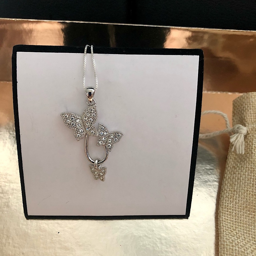 Very Pretty Butterfly Family 🦋 Necklace in Silver 🦋